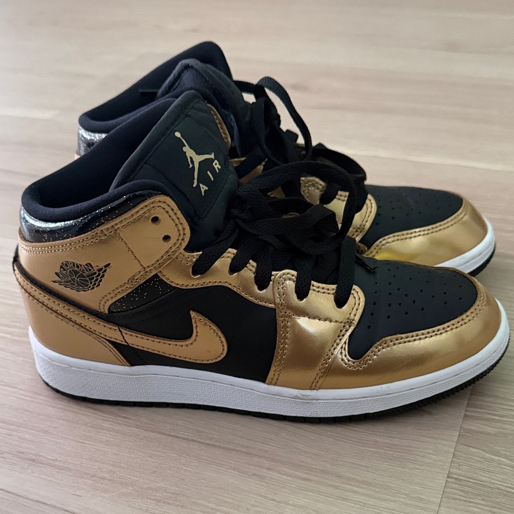Nike Air Jordan 1 Mid SE Metallic Gold – Black/Gold – Size 5 Youth